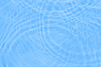 表面光深蓝色的透明的游泳池水纹理与圈的水时尚的摘要自然背景水波太阳光反射表面光深蓝色的透明的游泳池水纹理与圈的水时尚的摘要自然背景水波太阳光反射