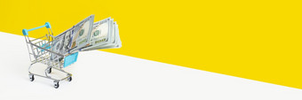 玩具超市车购物电车完整的钱孤立的黄色的背景钱贷款出售概念长横幅与复制空间玩具超市车购物电车完整的钱孤立的黄色的背景钱贷款出售概念长横幅与复制空间