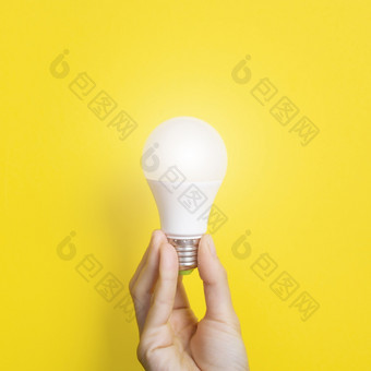 手持有领导光灯泡明亮的黄色的背景使用经济和环境友好的光灯泡概念的想法概念能源储蓄灯女人rsquo手手持有领导光灯泡明亮的黄色的背景使用经济和环境友好的光灯泡概念的想法概念能源储蓄灯女人rsquo手