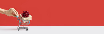 手推玩具购物车电车与大礼物盒子礼物为假期<strong>周</strong>年纪念日生日电车车与礼物盒子孤立的在<strong>红色</strong>的背景长横幅与复制空间手推玩具购物车电车与大礼物盒子礼物为假期<strong>周</strong>年纪念日生日电车车与礼物盒子孤立的在<strong>红色</strong>的背景长横幅与