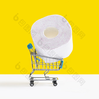 玩具<strong>购物车</strong>电车与大卷厕所。。。纸孤立的黄色的背景出售概念玩具<strong>购物车</strong>电车与大卷厕所。。。纸孤立的黄色的背景出售概念
