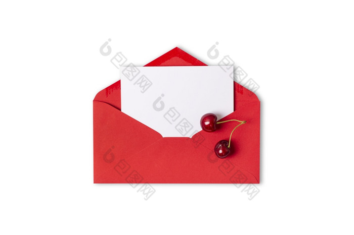 的空白白色卡红色的信封装饰与樱桃孤立的白色背景模板模型横幅与复制空间空白白色卡红色的信封装饰与樱桃孤立的白色背景模板模拟横幅与复制空间