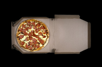 美味的paperoni披萨开放盒子孤立的黑色的背景前视图paperoni披萨概念为意大利食物街食物快食物快速咬横幅与复制空间美味的paperoni披萨开放盒子孤立的黑色的背景前视图paperoni披萨