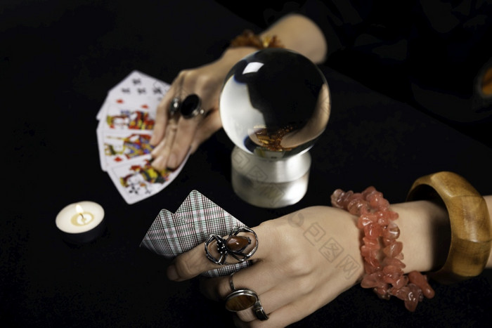《财富》杂志出纳员女巫手卡片蜡烛和魔法球万圣节魔法和技巧概念这黑桃卡《财富》杂志出纳员女巫手卡片蜡烛和魔法球万圣节魔法和技巧概念这黑桃卡