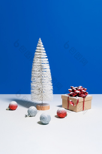 美丽的圣诞节新一年横幅玩具圣诞节树<strong>礼物盒子</strong>与红色的弓和圣诞节装饰物蓝色的背景美丽的圣诞节新一年横幅玩具圣诞节树<strong>礼物盒子</strong>与红色的弓和圣诞节装饰物蓝色的背景