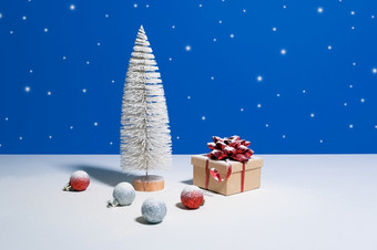 美丽的<strong>圣诞节</strong>新一年横幅与复制空间玩具<strong>圣诞节</strong>树礼物盒子与红色的弓和<strong>圣诞节</strong>装饰物蓝色的背景与雪下降的背景美丽的<strong>圣诞节</strong>新一年横幅与复制空间玩具<strong>圣诞节</strong>树礼物盒子与红色的弓和<strong>圣诞节</strong>装饰物蓝色的背景与雪下降的背景