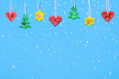 Diy加兰为圣诞节树那树明星和心使从红色的黄色的和绿色橡皮泥圣诞节新一年横幅与复制空间橡皮泥工艺概念Diy加兰为圣诞节树那树明星和心使从红色的黄色的和绿色橡皮泥圣诞节新一年横幅与复制空间橡皮泥工艺概念