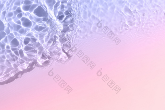 血清水纹理关闭明亮的紫罗兰色的和粉红色的梯度液体过来这里背景透明的美护肤品样本水清晰的透明的背景横幅与复制空间血清水纹理关闭明亮的紫罗兰色的和粉红色的梯度液体过来这里背景透明的美护肤品样本水清晰的透明