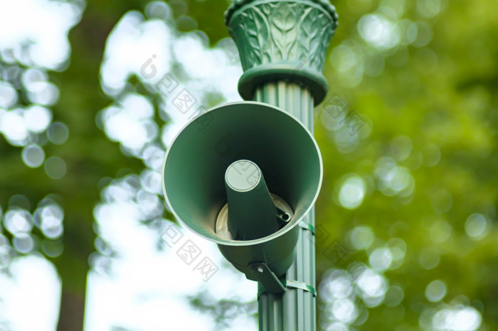 大声户外演讲者公共公园音频声音系统扬声器为塞壬报警公告古董绿色的声音说话扩音器支柱为信息广播阿勒特大声户外演讲者公共公园声音系统