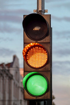 交通光绿色路信号十字路口控制为运输黄色的trafficlight巷道云背景街安全城市概念色彩斑斓的警告标志交通光绿色路信号运输控制