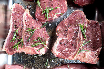 骨牛排生小牛肉肉岁的安格斯tbone牛肉为烧烤与盐和迷迭香调味料新鲜的哔哔声减少从屠夫主要的美食黑色的安格斯腰部骨牛排生小牛肉肉岁的安格斯tbone牛肉