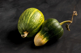 绿色南瓜孤立的黑色的背景秋天南瓜蔬菜小食物感恩节装饰前视图各种南瓜隔离传统的假期对象绿色南瓜孤立的黑色的背景