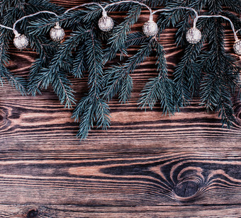 圣诞节squere作文与古董加兰和蓝色的冷杉分支机构木背景字符串灯圣诞节广场作文与古董加兰和蓝色的冷杉分支机构木背景字符串灯