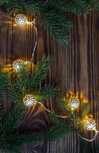 圣诞节背景与古董加兰和蓝色的冷杉分支机构字符串灯圣诞节背景与古董加兰和蓝色的冷杉分支机构字符串灯