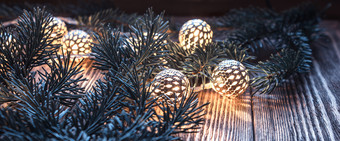 圣诞节字符串灯和冷杉分支机构木背景古董加兰和散景圣诞节字符串灯和冷杉分支机构木背景古董加兰和散景