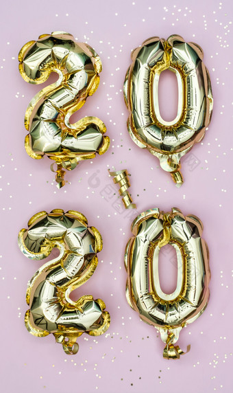 垂直格式快乐新一年庆祝活动黄金箔气球数字和金星星柔和的粉红色的backgroundl假期聚会，派对装饰快乐新一年庆祝活动黄金箔气球数字和金星星柔和的粉红色的backgroundl垂直格式假期聚会，派对