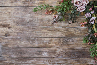 背景棕色（的）木木板和花花的上正确的角落里背景棕色（的）木木板和花