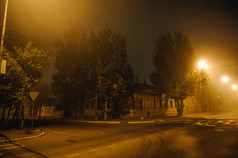 晚上城市景观的雾晚上城市景观的雾的照片