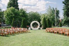 白色黄金婚礼环谎言玫瑰玻璃盒子婚礼环是玻璃盒子与花花瓣