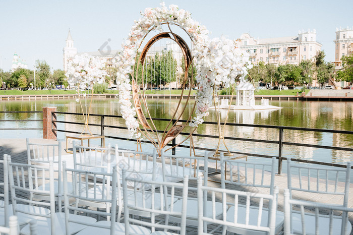 婚礼婚礼仪式拱拱装饰与粉红色的和白色花婚礼仪式区域户外婚礼仪式装饰和装饰户外婚礼仪式