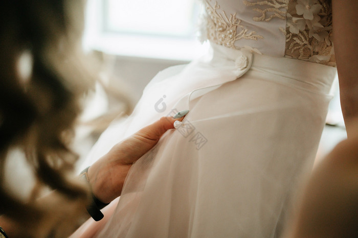 婚礼衣服挂的卧室新娘衣服关闭婚礼衣服挂的
