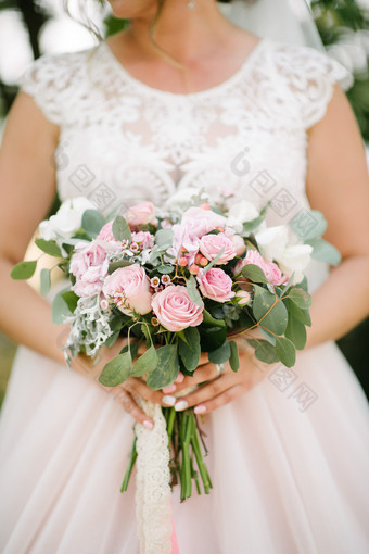 新娘婚礼衣服持有婚礼花束她的手新娘婚礼衣服持有婚礼花束她的手特写镜头