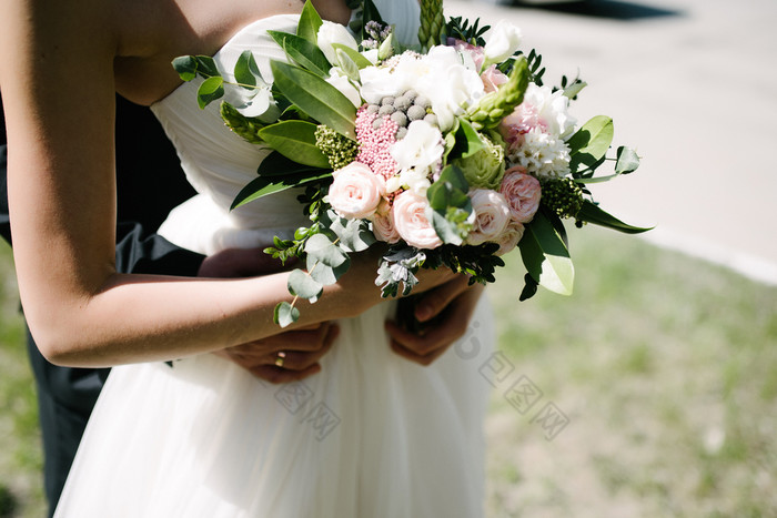 新娘婚礼衣服持有婚礼花束她的手新娘婚礼衣服持有婚礼花束她的手特写镜头