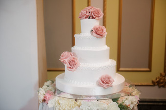 大白色婚礼蛋糕与水果的表格关闭大白色婚礼蛋糕与水果的表格