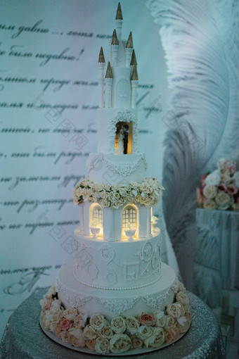 大白色<strong>婚礼蛋糕</strong>与城堡形状的塔关闭大白色<strong>婚礼蛋糕</strong>与城堡形状的塔