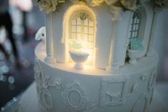 大白色<strong>婚礼蛋糕</strong>与城堡形状的塔关闭大白色<strong>婚礼蛋糕</strong>与城堡形状的塔