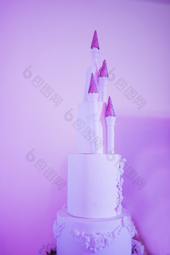 大白色婚礼蛋糕与城堡形状的塔关闭大白色婚礼蛋糕与城堡形状的塔