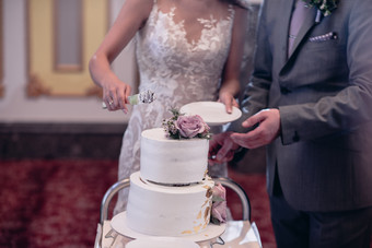 新娘和新郎减少的<strong>婚礼蛋糕</strong>新娘和新郎减少的<strong>婚礼蛋糕</strong>关闭