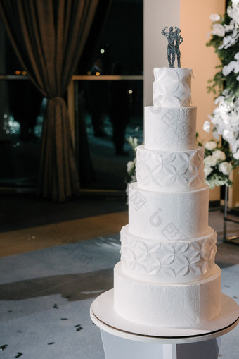 大白色婚礼蛋糕与城堡形状的塔关闭大白色婚礼蛋糕与城堡形状的塔