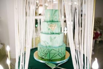大绿色婚礼蛋糕特写镜头的婚礼表格关闭大绿色婚礼蛋糕特写镜头的婚礼表格
