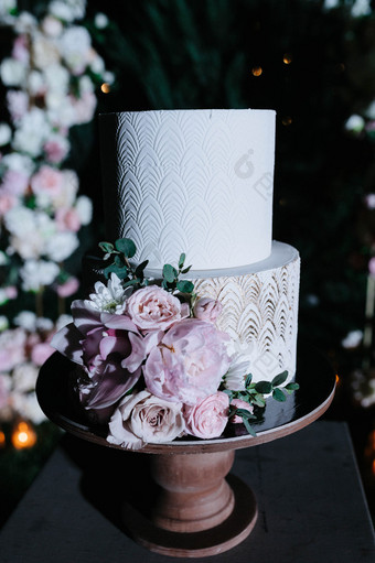 大白色婚礼蛋糕与水果的表格关闭大白色婚礼蛋糕与水果的表格