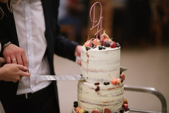 新娘和新郎减少的<strong>婚礼蛋糕</strong>新娘和新郎减少的<strong>婚礼蛋糕</strong>关闭