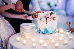新娘和新郎减少的婚礼蛋糕新娘和新郎减少的婚礼蛋糕关闭