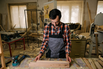 工作过程的木工车间男人。工作服作品木工车间职业木工木制品和人概念工作过程的木工车间
