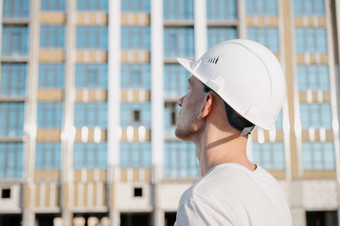 肖像工人建设网站视图有吸引力的工人头盔建设网站肖像工人建设网站