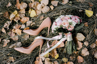 婚礼节日新娘鞋子的叶子关闭婚礼节日鞋子的新娘关闭的婚礼一天
