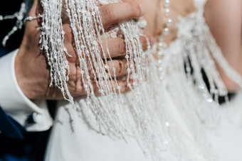 的新郎西装拥抱的新娘婚礼衣服关闭的新郎西装拥抱的新娘婚礼衣服