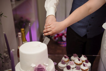 新娘和新郎减少的婚礼蛋糕新娘和新郎减少的婚礼蛋糕关闭