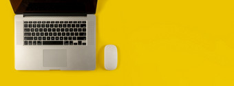 前视图移动PC和鼠标黄色的背景平躺作文与笔记本和鼠标黄色的背景前视图移动PC和鼠标黄色的背景
