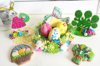 复活节首页装饰纸加兰与小兔子木兔子小雕像与鸡蛋手绘手工制作的篮子与鸡蛋和姜饼画手木数字树画手和装饰与手工制作的花