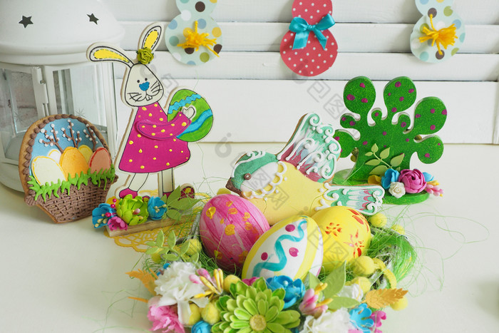 复活节首页装饰纸加兰与小兔子木兔子小雕像与鸡蛋手绘手工制作的篮子与鸡蛋和姜饼画手木数字树画手和装饰与手工制作的花