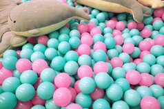 孩子们rsquo干池与粉红色的和蓝色的塑料球和软玩具鲸鱼