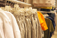 棉花衣服衣架的商店的购物中心灰色的裤子白色毛衣多色的t恤