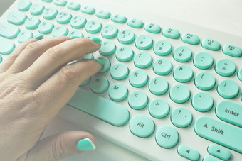 女手与蓝色的修指甲类型白色和蓝色的键盘白色表格