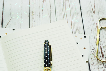 <strong>黑色</strong>的笔与波尔卡点开放笔记本纸与<strong>黑色</strong>的和黄金豌豆纸剪辑和闪亮的小星<strong>星空</strong>间为文本