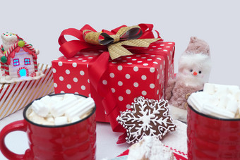 姜饼饼干的形状雪花红色的杯子与咖啡和棉花糖礼物盒子玩具雪人